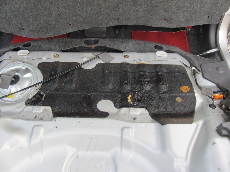 Illustration for article titled I Doubled My Hatchback Space With A False Floor And Here's How You Can Too